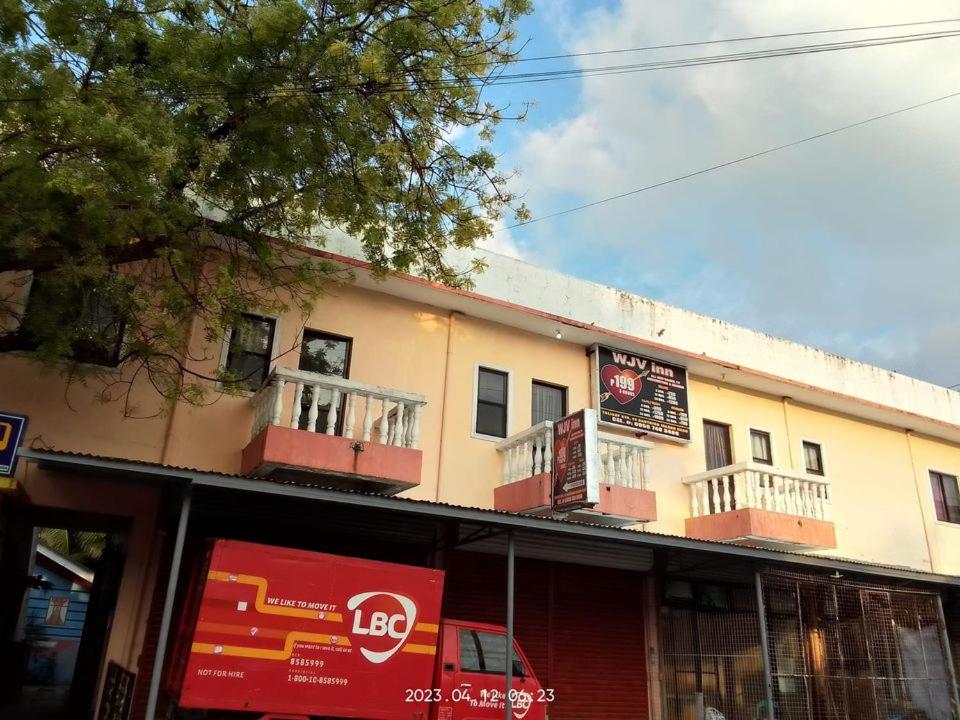 ein Gebäude mit zwei nebenliegenden Balkonen in der Unterkunft Wjv Inn Sta. Fe Bantayan in Ocoy