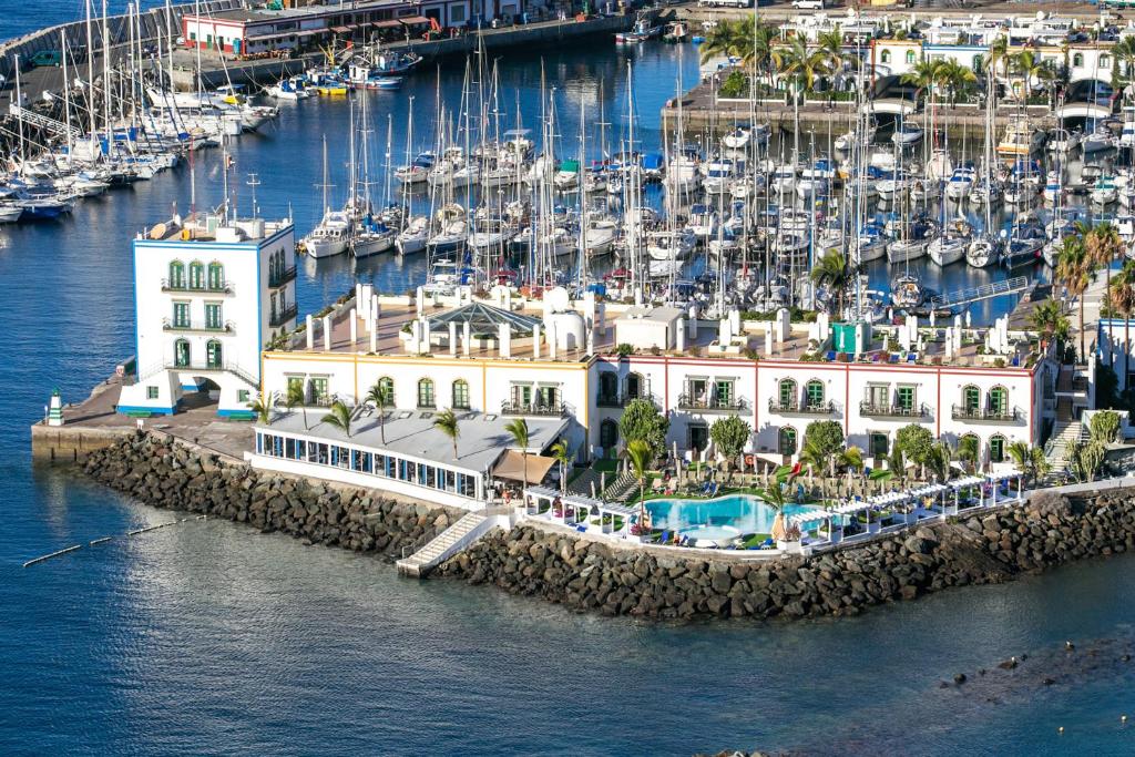 Een luchtfoto van Hotel Puerto de Mogán THe Senses Collection