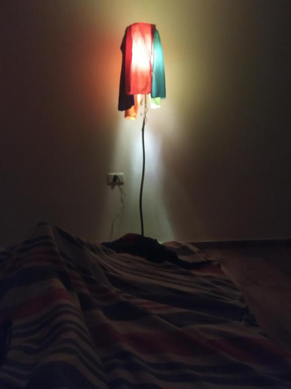 eine Lampe neben einem Bett in einem Zimmer in der Unterkunft Felicata in Sarmiento