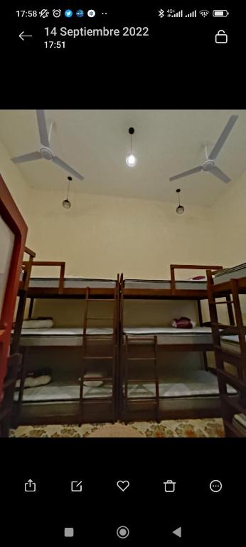 Palanda nebo palandy na pokoji v ubytování MELISA HOSTAL