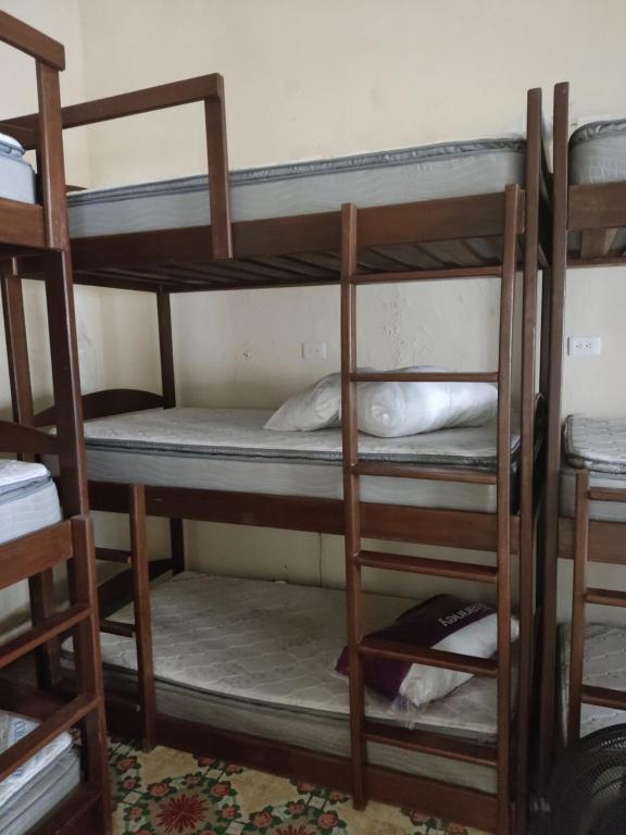 Palanda nebo palandy na pokoji v ubytování MELISA HOSTAL