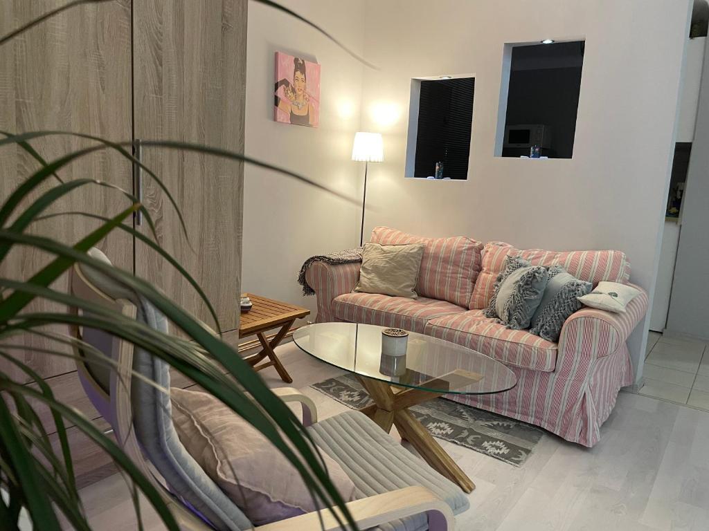 ein Wohnzimmer mit einem Sofa und einem Tisch in der Unterkunft Linden Blossom in Liepāja