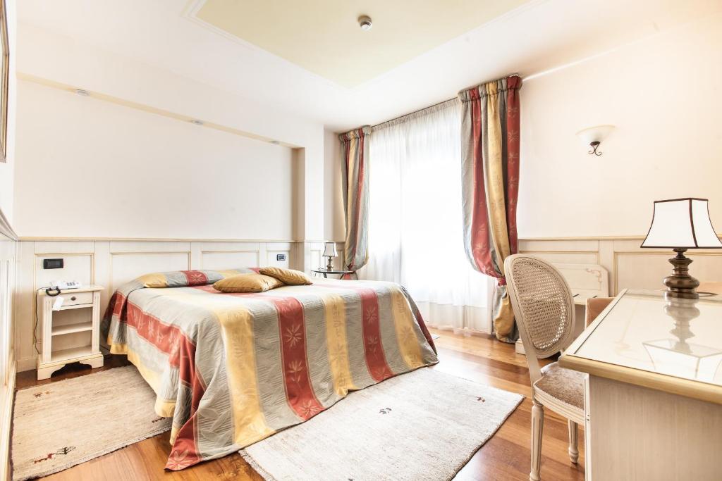 Postel nebo postele na pokoji v ubytování Hotel San Luca