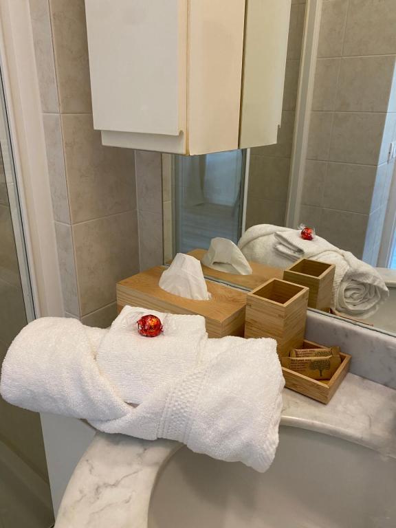 uma casa de banho com toalhas num lavatório e um espelho em Casa nel Golfo - free parking em Rapallo