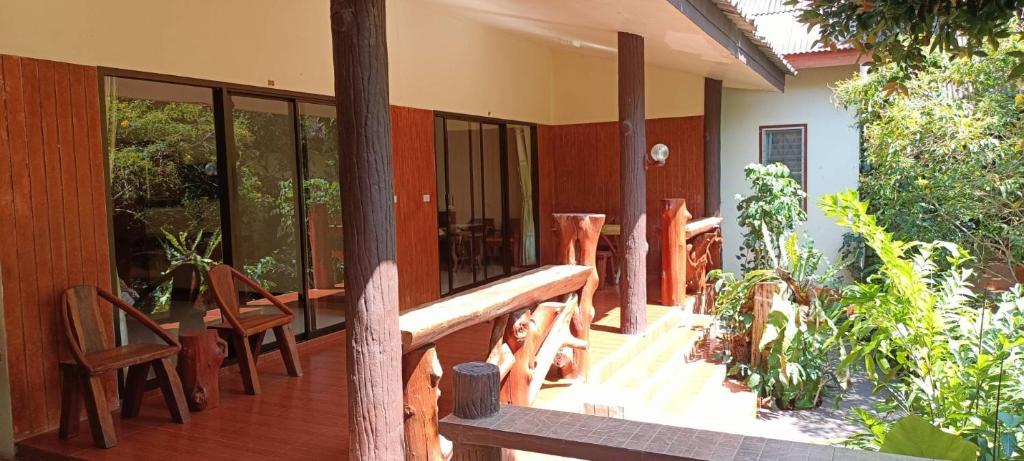 Balkón nebo terasa v ubytování Baan Suan Villas Resort