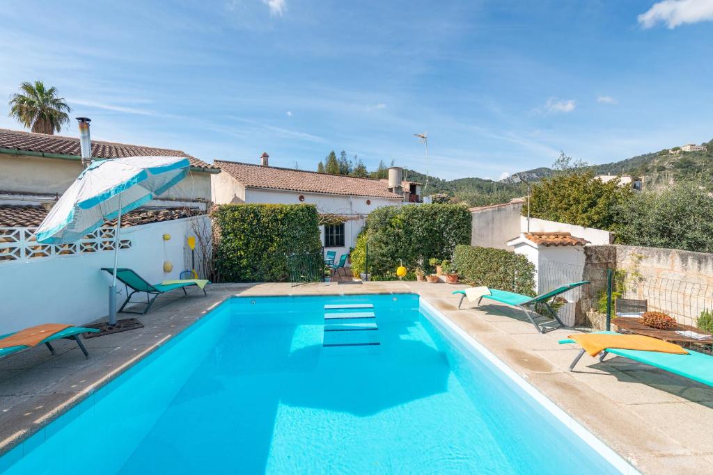 einen Pool mit blauem Wasser in einer Villa in der Unterkunft Construcciones Balaguer in Mancor del Valle