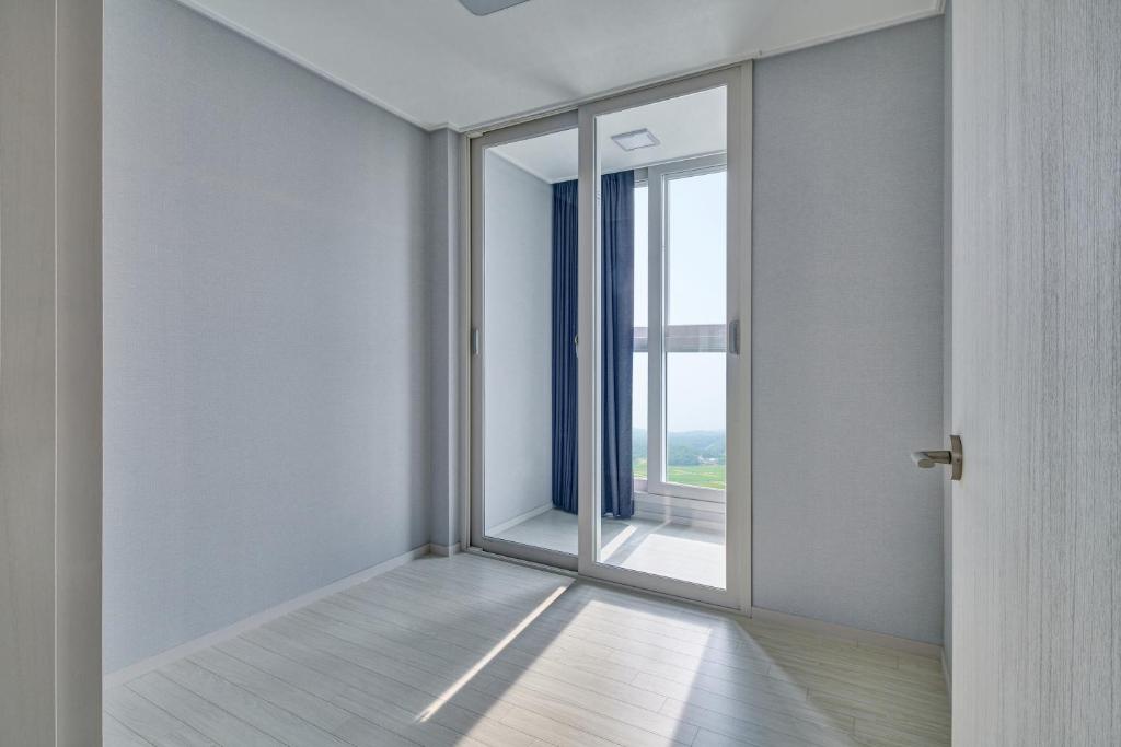 Postel nebo postele na pokoji v ubytování Gangneung Chonpines Ocean Suites Hotel