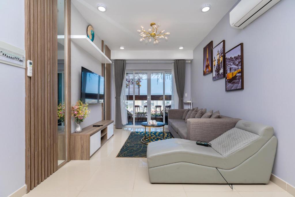 uma sala de estar com um sofá e uma mesa em Goldsea Vũng Tàu - Khang Apartment em Vung Tau