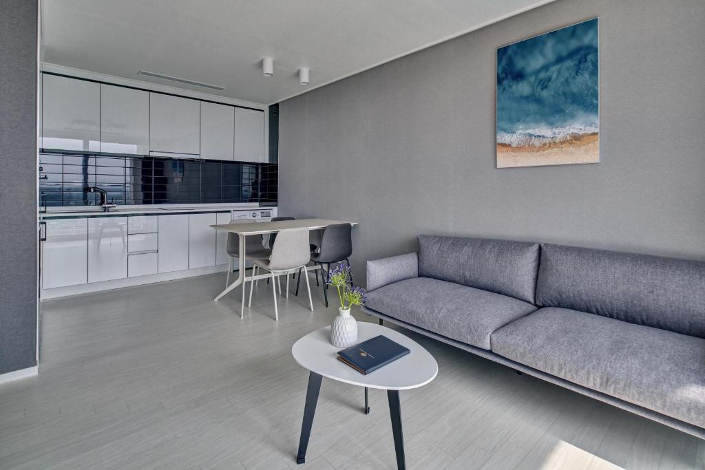 Kuchyň nebo kuchyňský kout v ubytování Gangneung Chonpines Ocean Suites Hotel