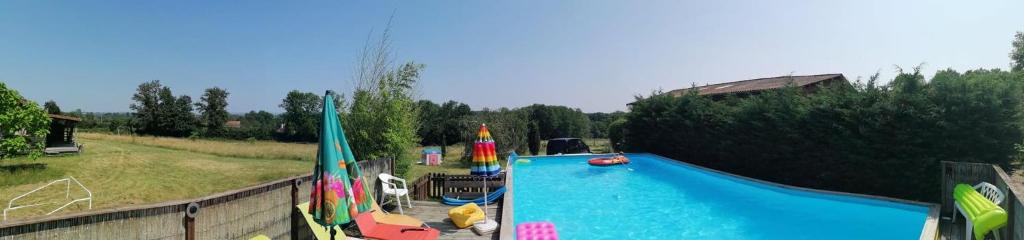 una piscina en un patio junto a una valla en Canal du Nivernais Gîtes Le champ radis, en Marigny-sur-Yonne