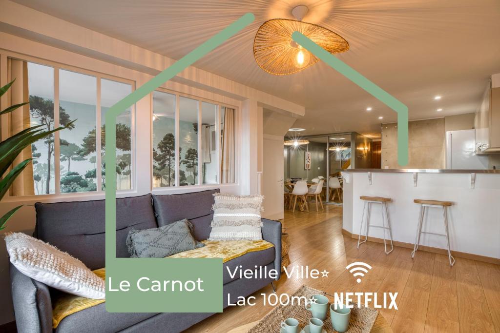 Il comprend un salon avec un canapé et une cuisine. dans l'établissement Le Carnot - MyCosyApart, Duplex Cœur de Ville et Lac, climatisé, à Annecy