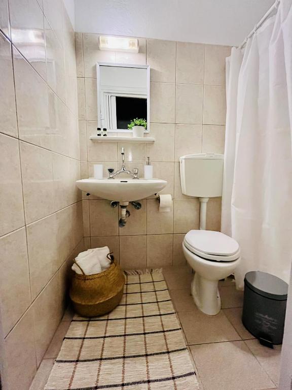 Koupelna v ubytování MEROPI STUDIOS