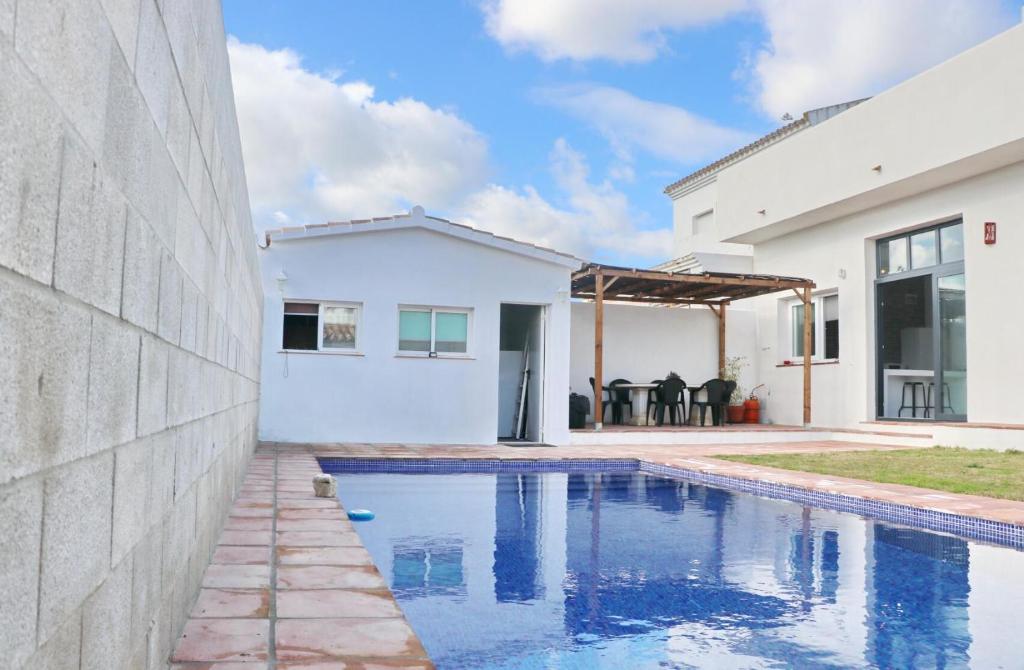 una piscina en el patio trasero de una casa en Casa Aqua, en El Guijo