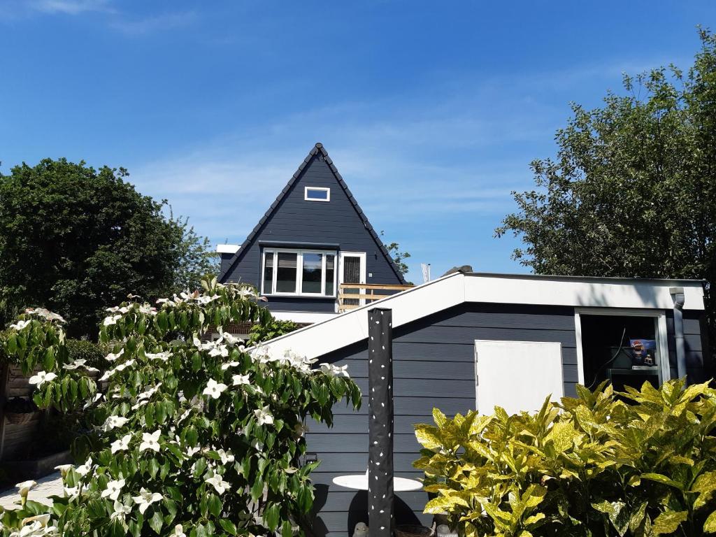 a grey garage with a black roof at BenB Humblebee in Alkmaar
