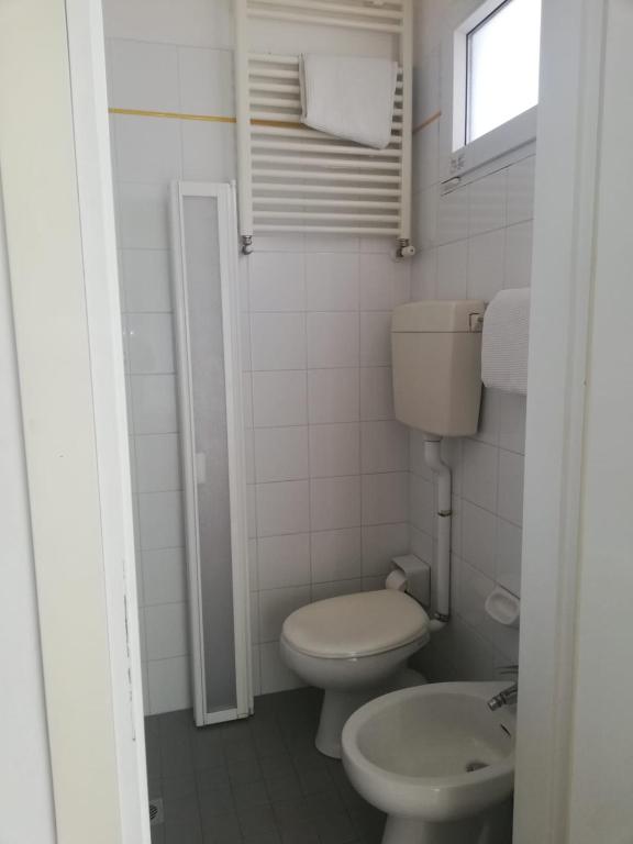 Hotel Moresco Riccione - Piscina Beach Village - Resim 35