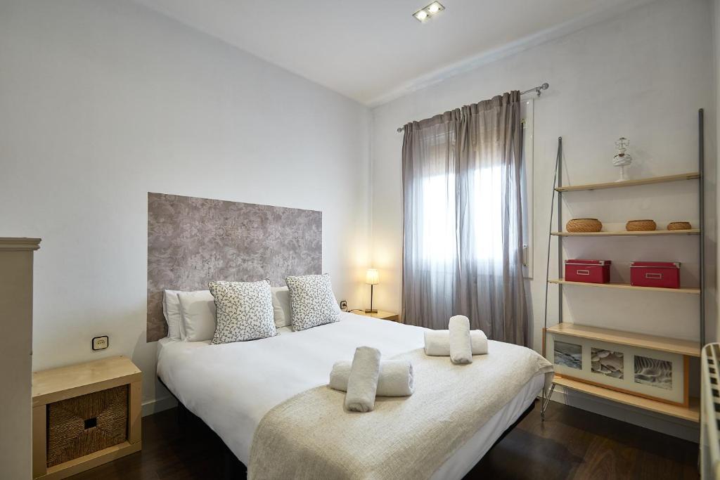 a bedroom with a bed with two towels on it at Apartment Arquímedes in Barcelona
