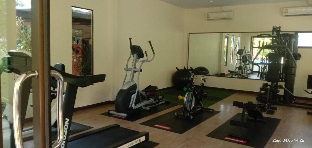 Fitness centrum a/nebo fitness zařízení v ubytování Baan Suan Villas Resort
