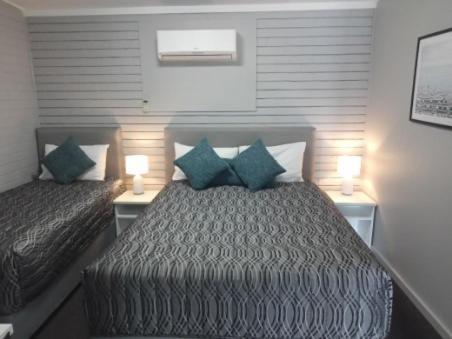 Postel nebo postele na pokoji v ubytování Solomon Inn Motel Figtree