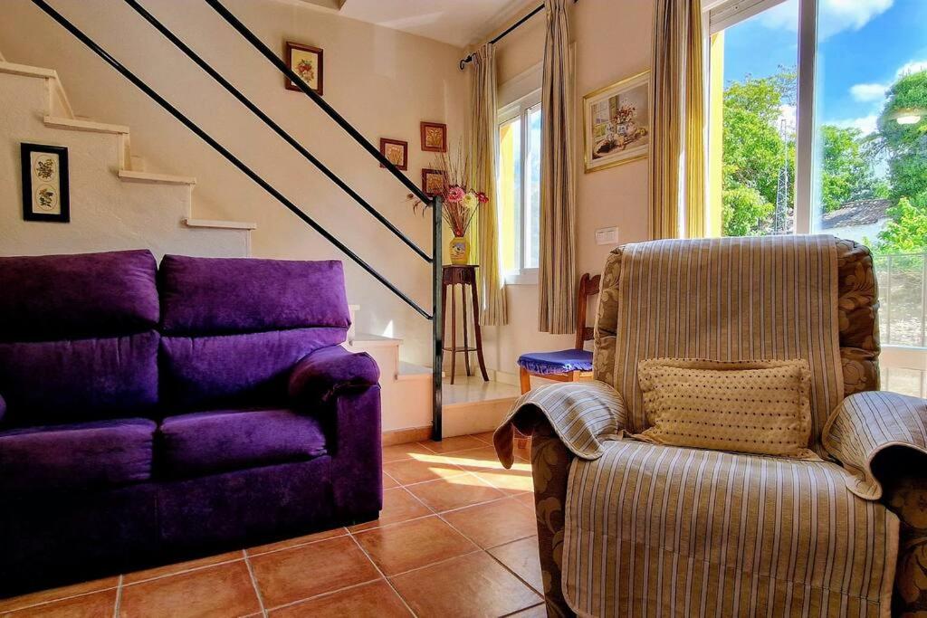 uma sala de estar com um sofá e uma cadeira em La Terracita del Bosque em El Bosque