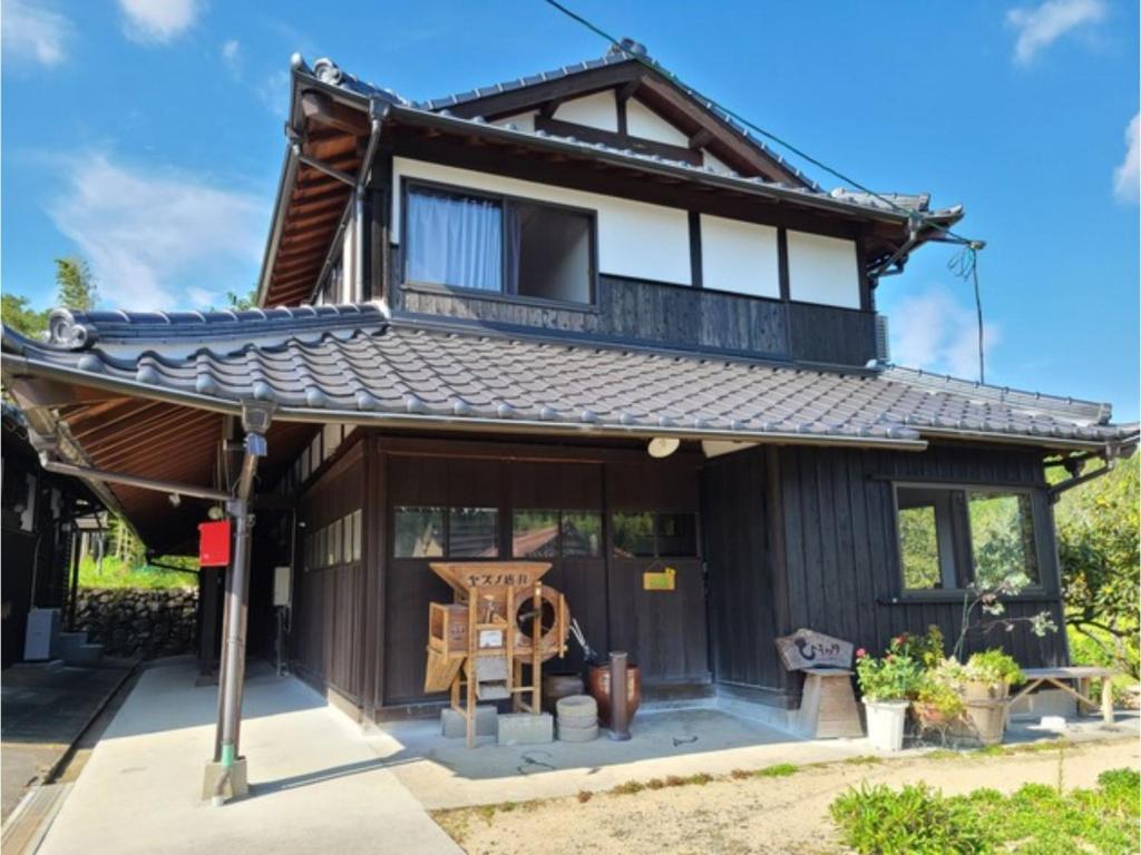 Guest House Himawari - Vacation STAY 32619 في Mine: منزل ياباني مع نافذة كبيرة