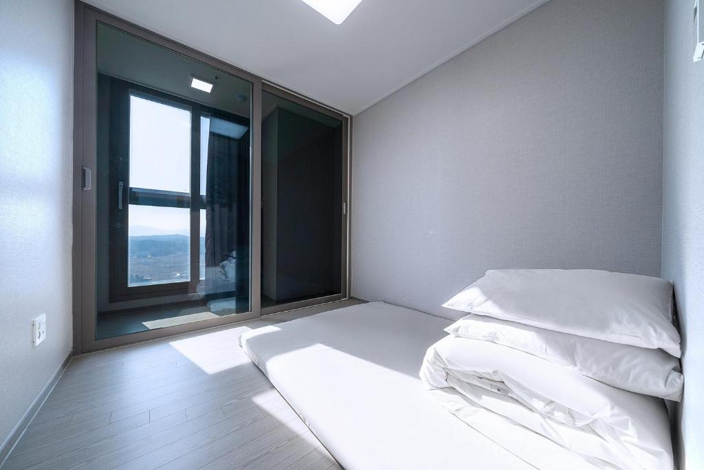 Postel nebo postele na pokoji v ubytování Gangneung Chonpines Ocean Suites Hotel