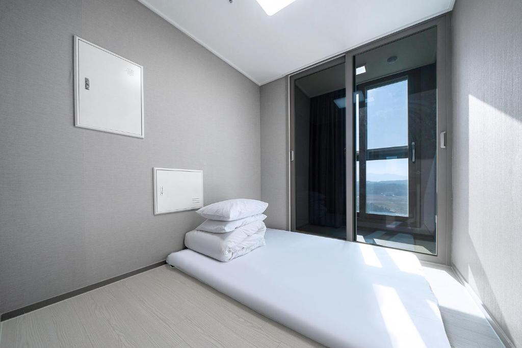 Postel nebo postele na pokoji v ubytování Gangneung Chonpines Ocean Suites Hotel