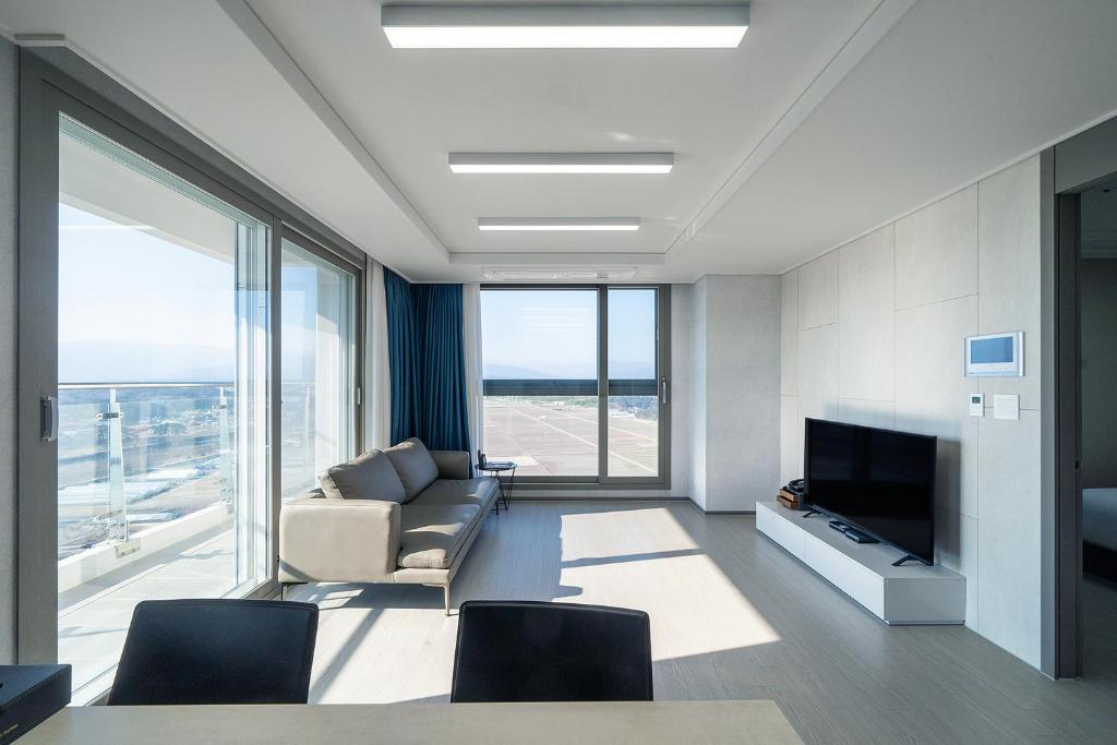 TV a/nebo společenská místnost v ubytování Gangneung Chonpines Ocean Suites Hotel