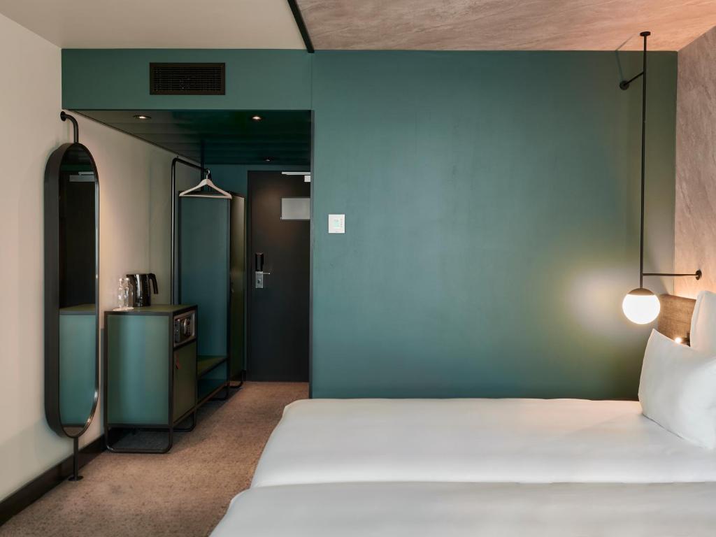 Postel nebo postele na pokoji v ubytování Novotel Bern Expo