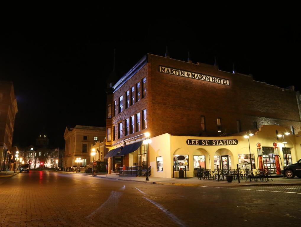 a building on a city street at night at Martin & Mason Hotel in Deadwood