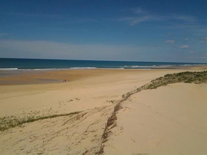 una playa de arena con vistas al océano en Chalet*** tout confort à 5 km de la plage, en Bias