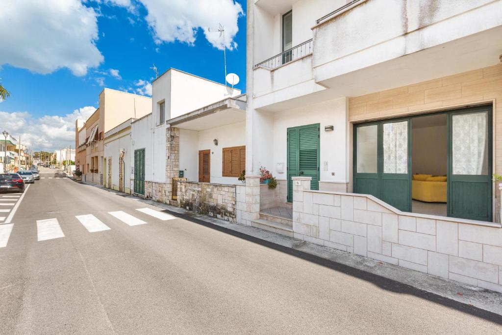eine leere Straße in einer Stadt mit Gebäuden in der Unterkunft Casa dei Marinai by BarbarHouse in Castro di Lecce