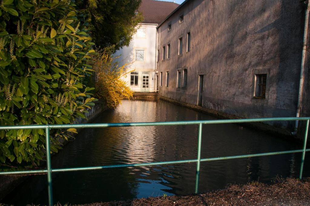 een kanaal in een steegje tussen twee gebouwen bij chambre indépendante dans le moulin in Pouilly-sur-Vingeanne