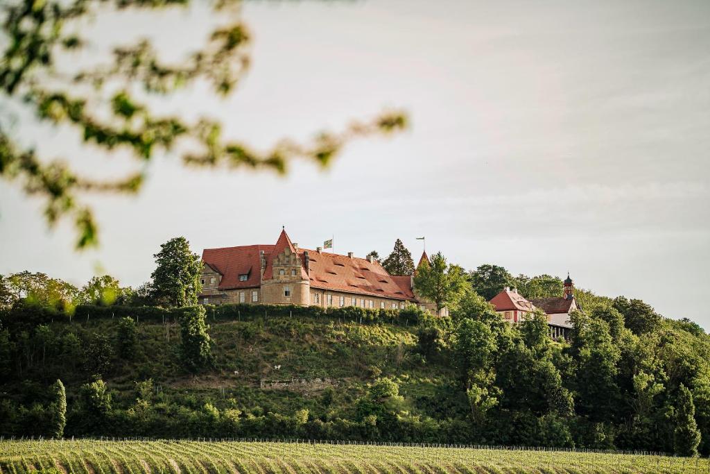 una casa grande en la cima de una colina en Schloss Frankenberg, en Weigenheim