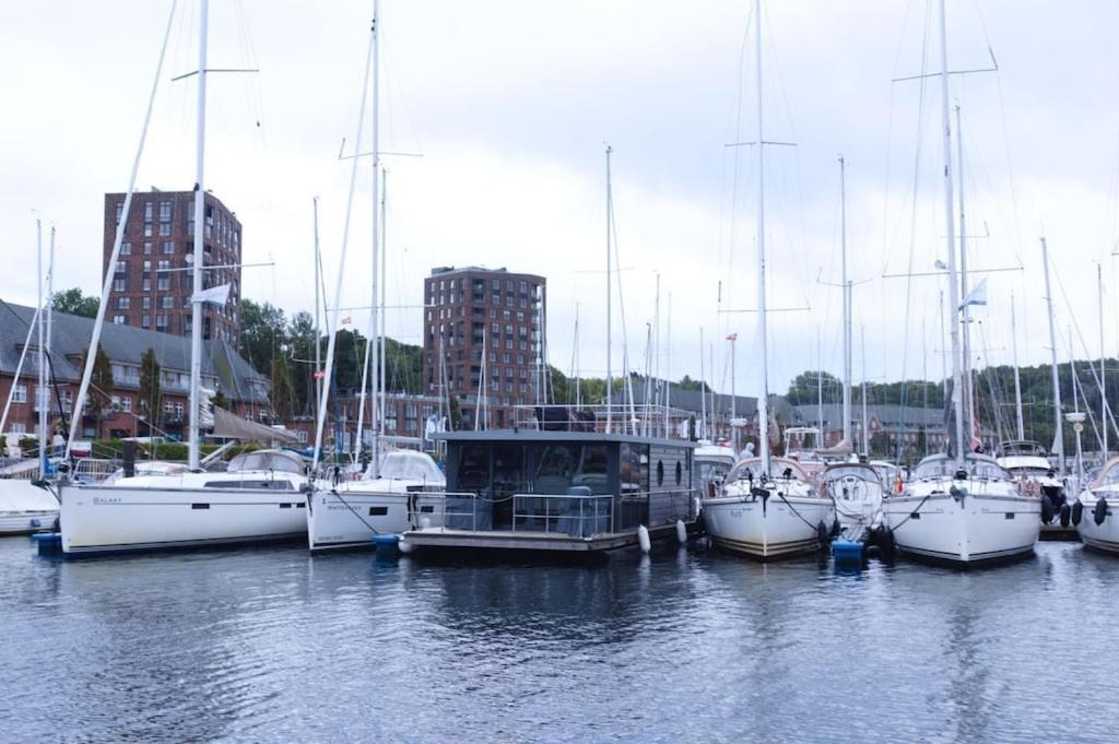Banda łodzi zakotwiczona w porcie w obiekcie Hausboot Fjord Meeresbrise mit Dachterrasse in Flensburg w mieście Flensburg