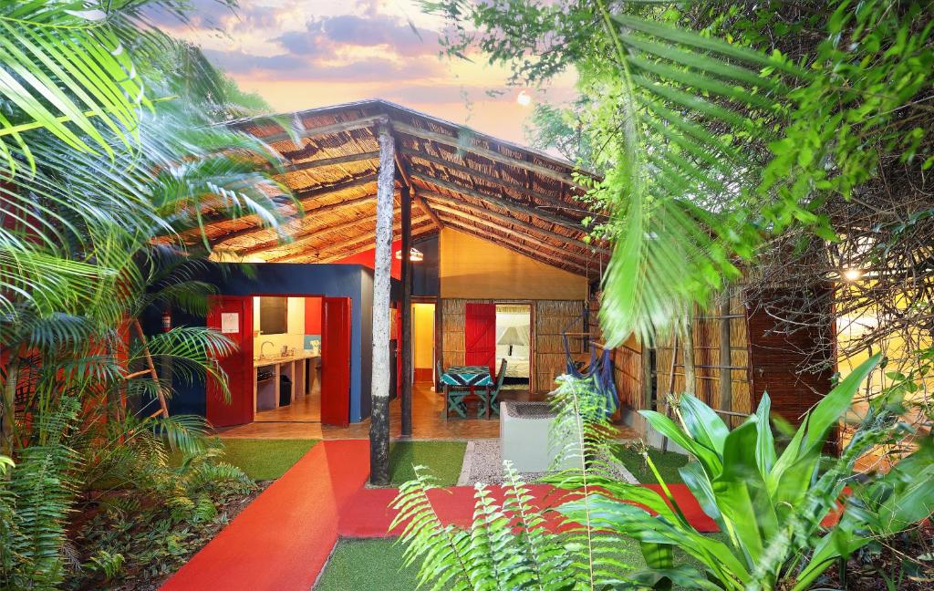 ポンタ・ド・オウロにあるGala Gala Eco Resortの森の中の家