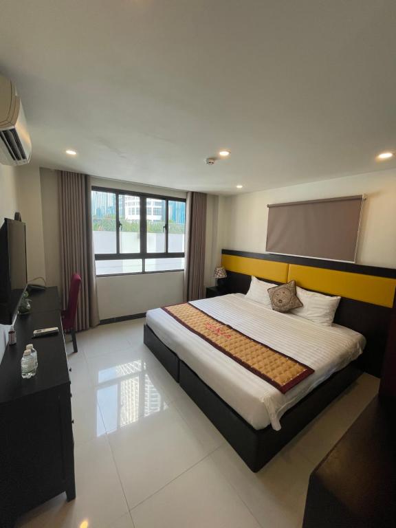 Postel nebo postele na pokoji v ubytování Tokia hotel nha trang