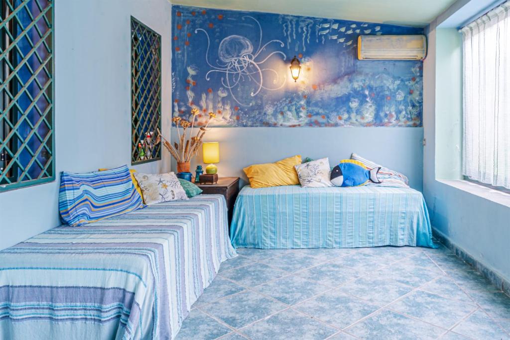 フォンターネ・ビアンケにあるL'impronta di Thalassoの青い壁のドミトリールーム ベッド2台