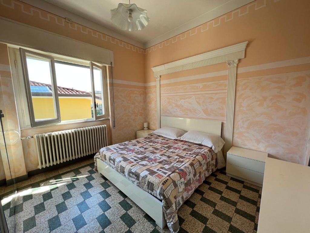 リド・ディ・カマイオーレにあるVilla Sophia Mare 1のベッドルーム(ベッド1台、窓付)