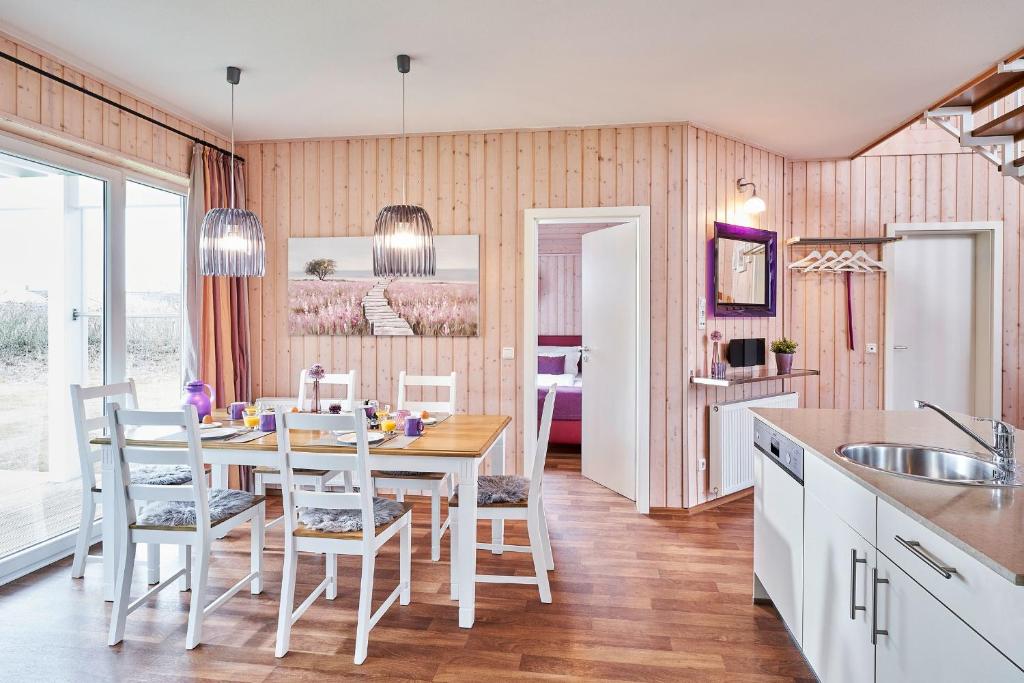 - une cuisine et une salle à manger avec une table et des chaises dans l'établissement Typ F "John Silver" -Kapitänshaus-, à Pelzerhaken