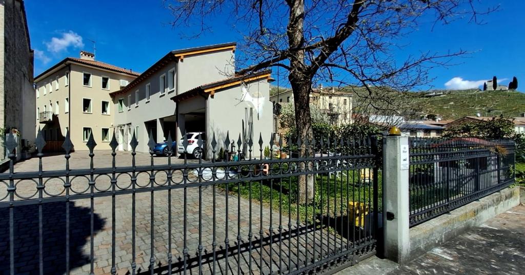 una recinzione in ferro battuto di fronte a un edificio di da Meri tra le colline del prosecco DOCG locazione turistica a Farra di Soligo