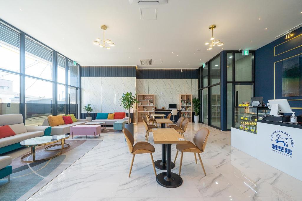 Posezení v ubytování Gangneung Chonpines Ocean Suites Hotel