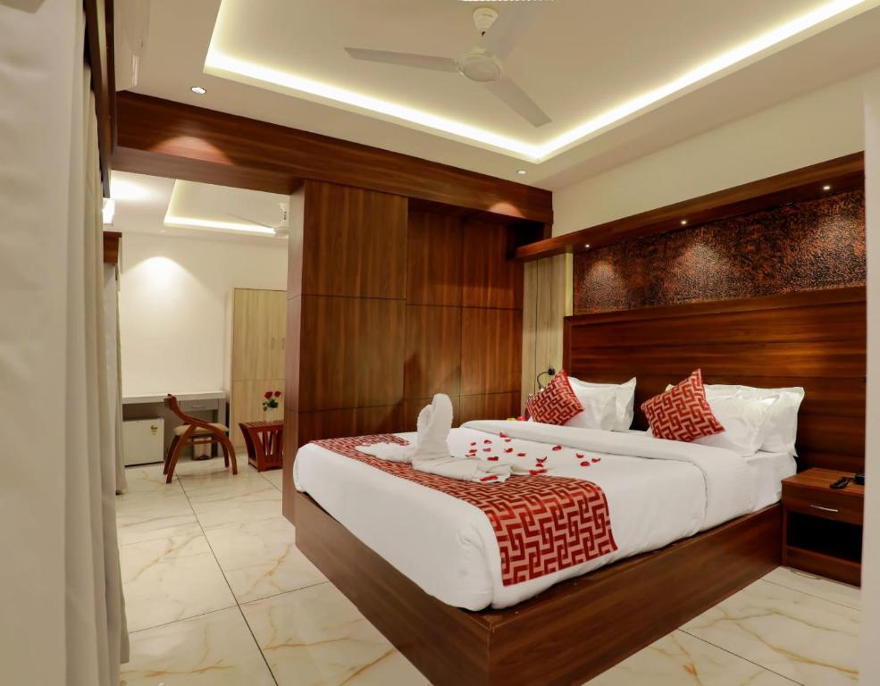 Posteľ alebo postele v izbe v ubytovaní Hotel Vrindavan