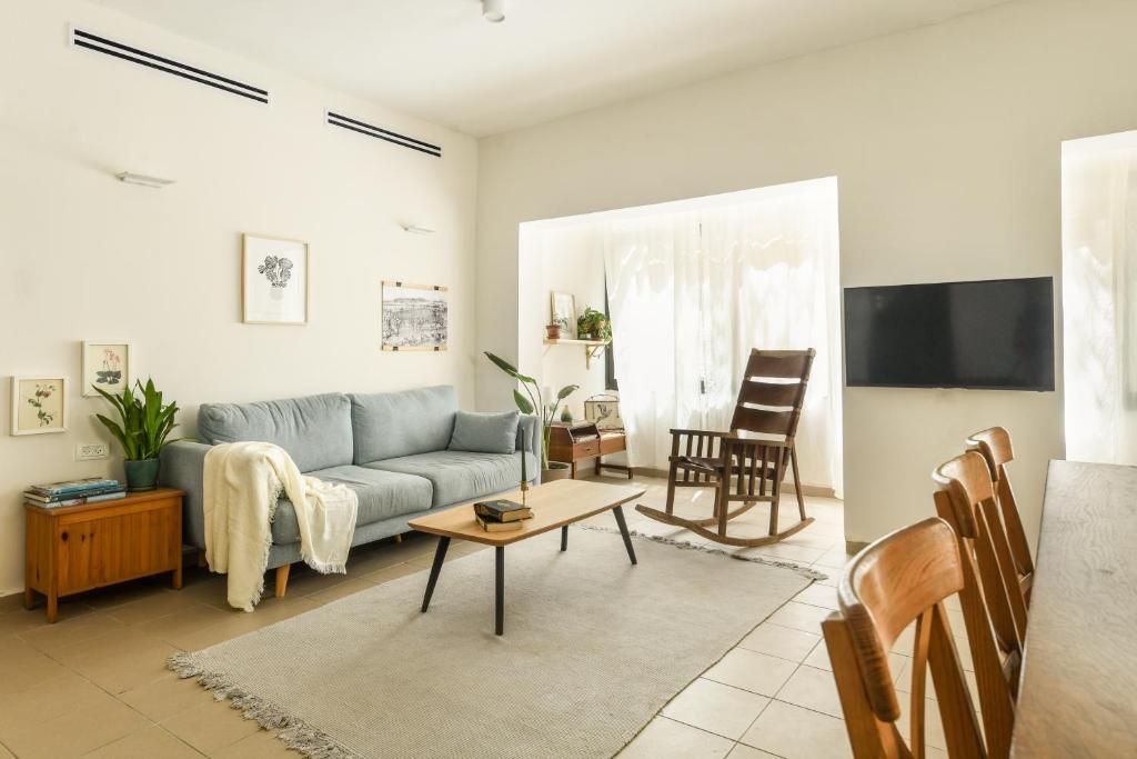 Apartment Warm & Cozy 3BR Apt w Spacious Interior Near Beach by Sea N