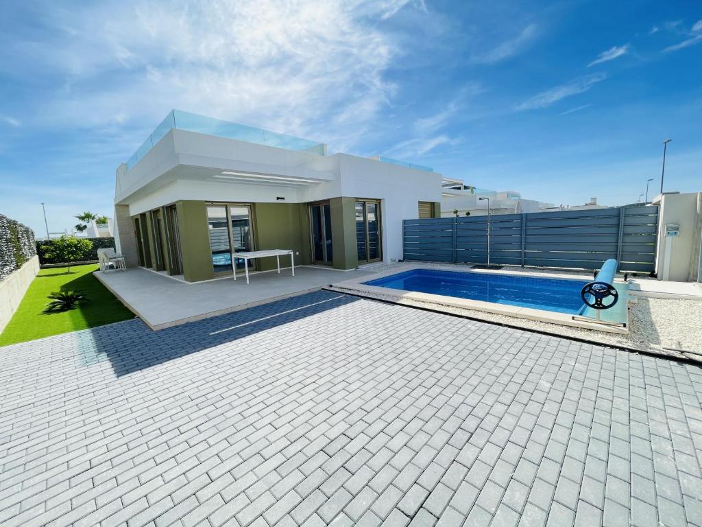 una casa con piscina frente a ella en 3084 Res MAUI II, en Orihuela