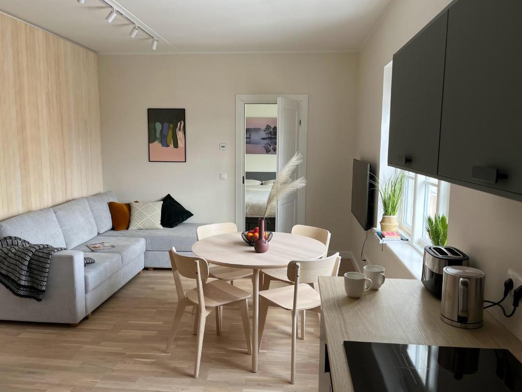 un soggiorno con tavolo bianco e divano di Castle Hills Residence a Viljandi