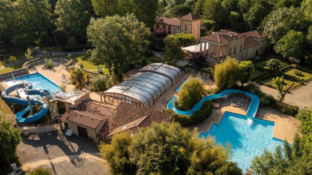 een luchtzicht op een resort met een zwembad bij Camping RCN Le Moulin de la Pique in Belvès