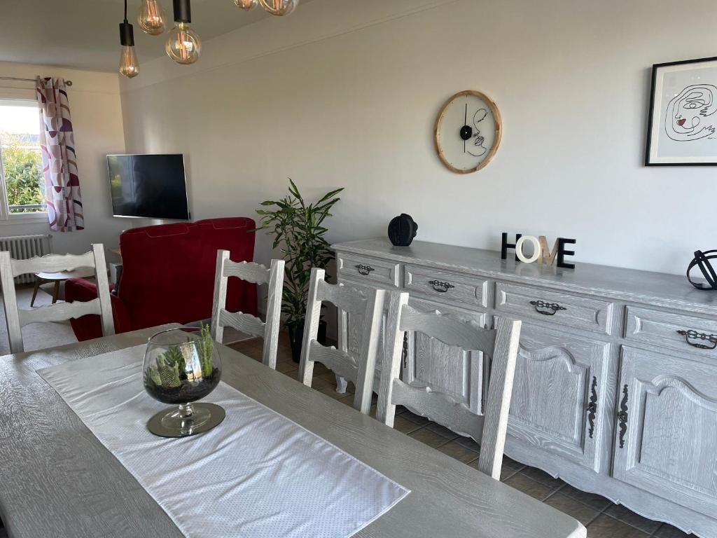 Televízia a/alebo spoločenská miestnosť v ubytovaní La Maison Portaise