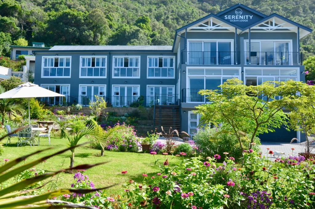 維德尼斯的住宿－Serenity Ocean Lodge，前面有花园的建筑