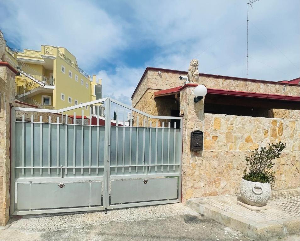 una puerta frente a un edificio en Dimora Santiago Gallipoli 200mt dal mare en Gallipoli