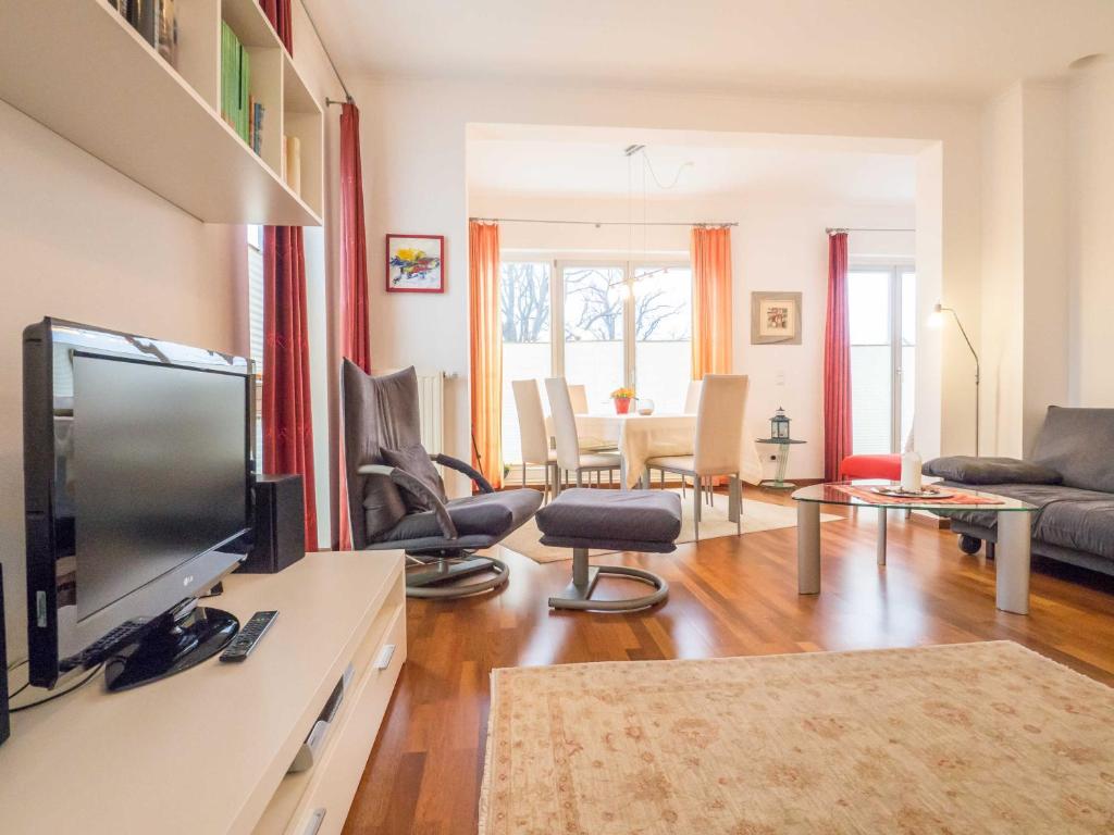 ein Wohnzimmer mit einem großen Flachbild-TV in der Unterkunft Appartementhaus Sonnenbad - Luxuspenthouse App. 11 in Sassnitz